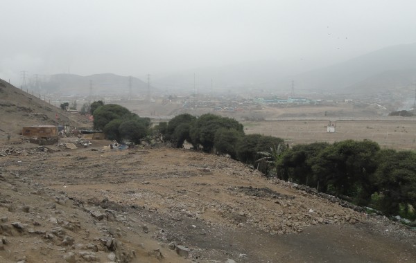 O-local-onde-foi-derrubada-uma-das-pirâmides-de-El-Paraíso-onde-se-vê-a-areia-revolvida-600x380